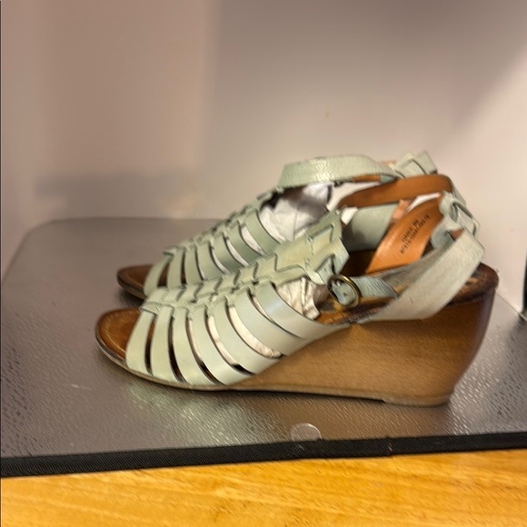 BareTraps Green and Brown Woven Sandals - Picture 4 of 7
